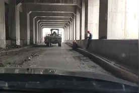 这就是西藏墨脱公路的路，隧道狂冒地下水，悬崖边错车胆战心惊视频封面