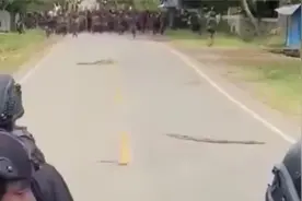 印度尼西亚原始部落打架，现代警察无可奈何只能警戒围观!视频封面