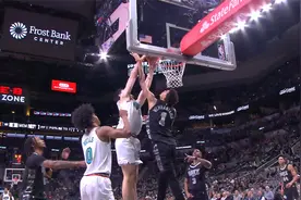 NBA精彩时刻：巨人对决！扎克-埃迪原地隔扣文班亚马视频封面