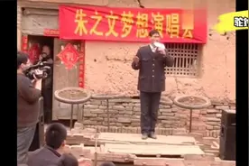 大衣哥朱之文早年就在村子里开演唱会，此时已经显露出非凡的唱功视频封面