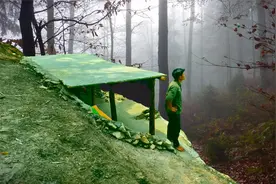 山坡上发现岩石层，小伙拿来工具就开凿，移平后建房就此长居视频封面