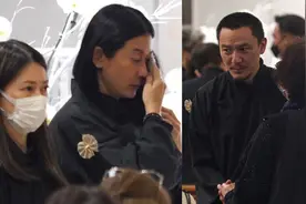 张震含泪赴灵堂送别母亲，嫂子泪崩父亲未现身，梁朝伟王家卫送花视频封面