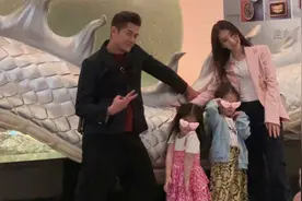 生了儿子才罢休？57岁郭富城打算生3胎，让俩女儿帮忙照顾视频封面