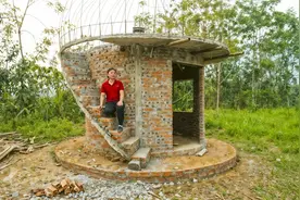 独居村花勤快能干，自费3w建圆形小屋，并为其设计旋转楼梯视频封面