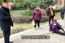小伙假装成老太太，各种才艺后空翻，大爷大妈们一脸惊讶的表情视频封面