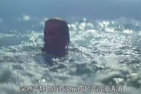女人在海中游泳，却碰到小鬼子潜艇视频封面