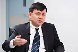 张文宏妻子是“医药代表”？媒体：不能让制谣传谣变成流量狂欢视频封面