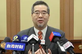 台湾青年在大陆看《哪吒2》时票房破百亿 “被感动哭”视频封面