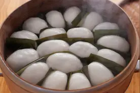 在家自己蒸一锅叶儿粑，面皮软糯鲜香四溢，吃多几个也不腻视频封面