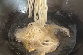 把面条放进滚烫的油锅中，出锅瞬间变美食，吃一次就念念不忘视频封面