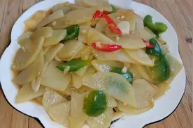 青椒炒土豆片的家常做法，做法简单，步骤详细，鲜香入味开胃下饭视频封面