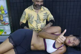 她体验全身精油按摩、头部按摩等，还有泰式按摩助眠，舒适满满。视频封面