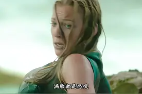 女人冲浪被鲨鱼袭击，被困一平米小岛孤立无援鲨滩视频封面