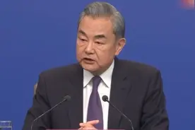 王毅开场白谈国际形势:今年国际形势充满挑战 中国将坚守人间正道视频封面