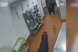 美国野熊闯入度假酒店与保安撞上 受惊后一巴掌拍飞保安视频封面