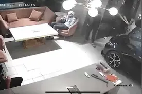 印度豪车展厅发生枪击案 监控：枪手连开20多枪 员工坐角落不敢动视频封面