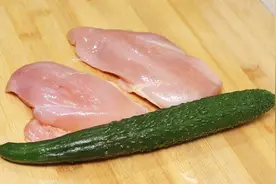 黄瓜搭配鸡胸肉，教你个不一样的吃法，鲜嫩不柴，我家待客必做菜视频封面
