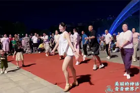 河南一美女跳广场舞《神话》，一岁多的小孩子都能目不转睛地看！