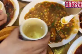 “元宵佳节”三五好友开心相聚，一桌美味有荤有素，举杯共庆新年视频封面