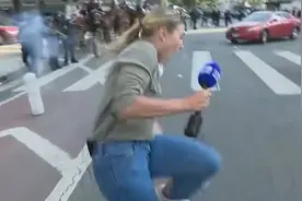 记者直播洛杉矶抗议现场遭警察射击：警察举枪瞄准 发射橡皮子弹