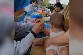 萌娃扎针被小姐姐大哭吸引忘记疼痛 网友:忙着吃瓜自己没时间哭了视频封面
