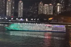 重庆朝天门码头：华夏神女3号游轮、长江黄金5号客轮相继下船。视频封面