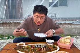 郑州黄河边吃大鲤鱼，活鱼现称卖25元一斤，铁锅炖鱼超级入味视频封面