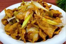 酒店30年大厨教你葱爆肉的做法，出锅葱香浓郁，肉片滑嫩，太香了视频封面