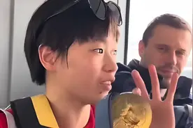太可爱！全红婵给外国友人展示金牌：咱们拿金牌就是炫耀的视频封面