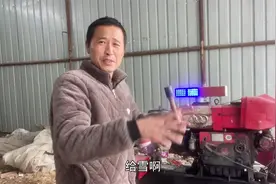 湖北高速被暴雪冻雨覆盖，牛人用拖拉机旋耕暴雪，这绝对是高手视频封面