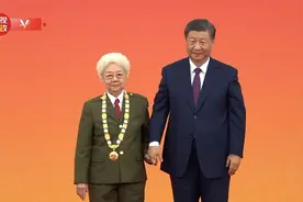 习近平向田华颁授“人民艺术家”国家荣誉称号奖章视频封面