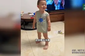 宝宝想去玩水 但还不会用语言表达 于是拿了一个盆过来让爸爸猜视频封面