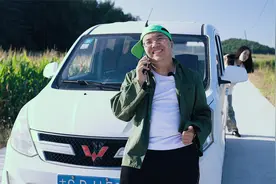 美女肚子疼下车上厕所，不巧碰上小偷偷车，灵机一动把小偷整惨了视频封面