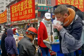 中俄互免签开通 俄罗斯大小朋友组团到黑河吃早餐,摊贩立双语招牌视频封面