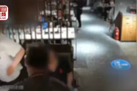 男子用啤酒瓶烤串签子连砸带扎疯狂打人视频封面