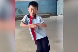 男孩跳舞舞姿丝滑表情却很痛苦，得知原因后笑喷：这老师有大智慧视频封面