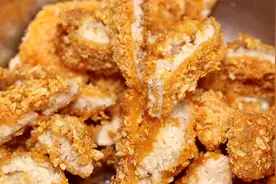 用一块鸡胸肉，做出两块炸鸡排，教你在家做出来，外酥里嫩特别香