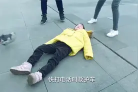 妈妈骗女儿去买冰淇淋，下秒女儿就被车撞飞，亲妈还不见人影视频封面