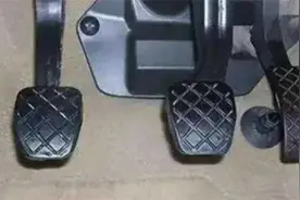 手动档汽车点火时，要不要踩住离合器？修理工：做错毁车又伤人视频封面