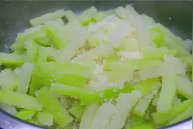 3分钟学会自制冬瓜糖，颗颗挂霜甜而不腻，记忆中小时候的味道