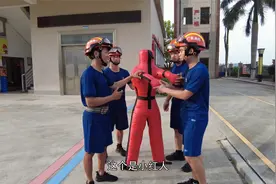 小池国庆期间体验消防员的一天，跟着消防员一起训练，太开心了视频封面