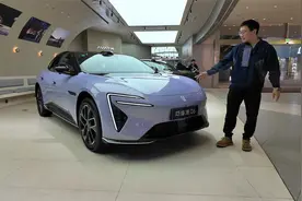 阿维塔06实拍丨能跷二郎腿的轿跑还有能补妆的空调