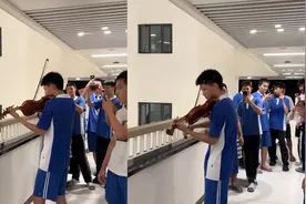 男生在宿舍穿拖鞋拉小提琴引围观，网友：穿拖鞋也不影响他的气质视频封面