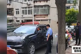 女司机逆行拒不挪车，多次和警察发生争吵，最后被警察带回派出所视频封面