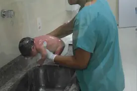 护士给新生儿洗澡前，要准备好这个包被，方便包裹，还特别保暖视频封面