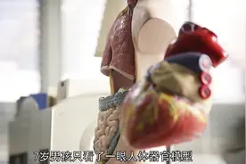 患有自闭症的男孩，竟是天才医生视频封面