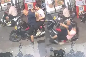 男子骑摩托带妻子让其搂住，妻子偏不听催促快走，下秒摔麻了！视频封面