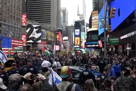 巴以双方支持者在纽约时代广场附近集会对峙 举标语喊口号互怼视频封面