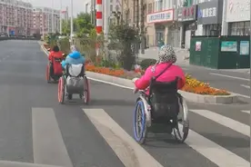 一群大爷大妈们坐着电动轮椅集体闯红灯视频封面