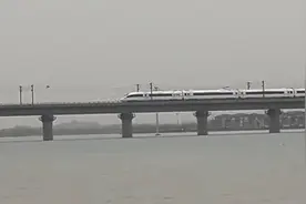 风筝挂接触网致列车临时停车十余分钟 铁路：已处置 未晚点视频封面